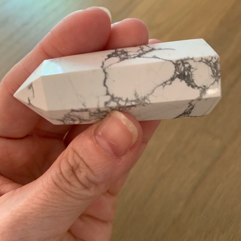 Howlite crystal point - Picture 4 of 5